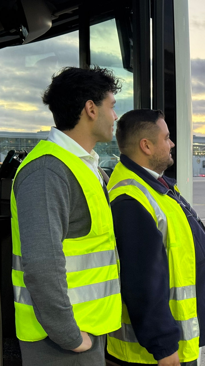 Zwei Männer in Warnwesten am Flughafen